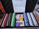 une valise remplie de jetons de poker