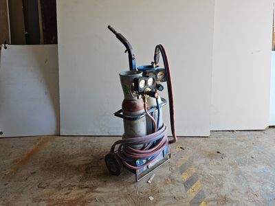 une photo d'une pièce avec un aspirateur et un tuyau