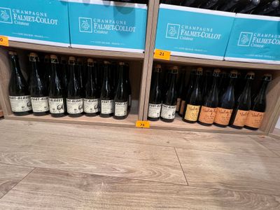 de nombreuses bouteilles de vin sur les étagères du magasin