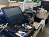 un bureau sur lequel se trouvent un ordinateur portable, un écran, un clavier et d'autres objets