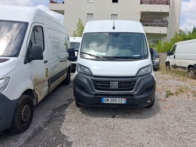 deux camionnettes garées l'une à côté de l'autre devant un immeuble