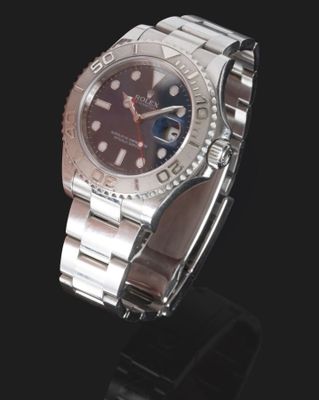 une montre posée sur une surface noire