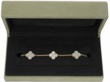 un bracelet dans une boîte ornée d'une fleur blanche