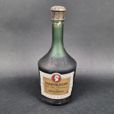une bouteille d'alcool posée sur une table