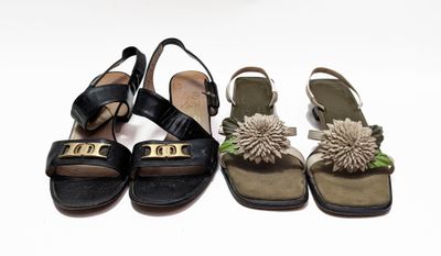 trois paires de sandales ornées de pompons, posées les unes à côté des autres