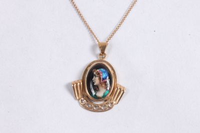 Gros plan sur un collier portant l'image d'une femme