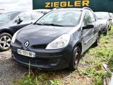des voitures garées sur un parking, avec une enseigne « Zeigler » en arrière-plan