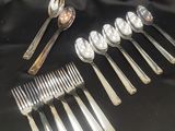 beaucoup de cuillères en argent et de cuillères sur une table