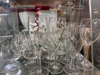de nombreux verres à vin posés sur une table dans une vitrine