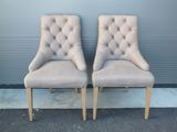 paire de fauteuils rembourrés avec accoudoirs capitonnés