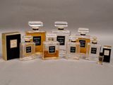 quatre flacons de parfum posés les uns à côté des autres sur une surface blanche