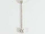 une image d'une paire de boucles d'oreilles en diamant sur fond blanc