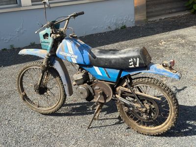 une moto tout-terrain garée sur le bord de la route