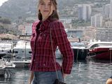 une femme qui se tient sur un quai au bord de l'eau