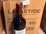 plusieurs bouteilles de vin sont alignées sur une table