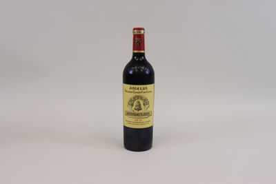 une bouteille de vin posée sur une table