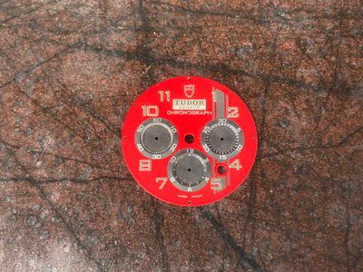 Cadran circulaire pour chronographe TUDOR, à fond rouge et chiffres ar - Photo 1