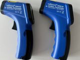 deux pistolets à colle bleus et noirs posés sur une surface blanche