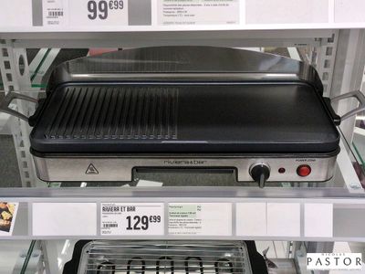une photo d'un barbecue exposé dans un magasin