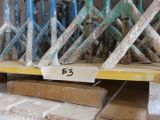 plusieurs pièces de bois sont empilées sur une palette dans un entrepôt
