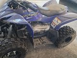 un quad violet garé sur un parking