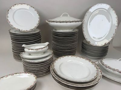 beaucoup d'assiettes empilées les unes sur les autres sur la table