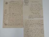deux vieux papiers portant des notes manuscrites, posés sur une table