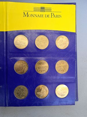 couverture jaune et bleue d'un livre sur laquelle figurent des pièces de monnaie