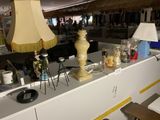 une lampe posée sur un comptoir dans un magasin