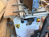 une machine posée sur une table dans une pièce