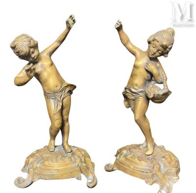 paire de figurines anciennes en bronze d'un garçon et d'une fille