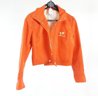 Courrèges, blouson court en vinyle froissé orange taille 38.