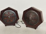 paire d'enceintes vintage en bois avec grilles métalliques, montées sur des pieds