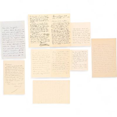 un ensemble de vieilles lettres et de documents posés sur une surface blanche