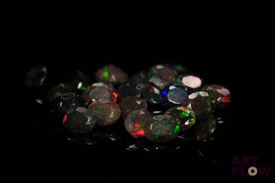 de très jolis oplites de couleur noire et verte sur un fond noir