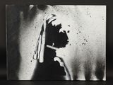 l'image d'une photo en noir et blanc représentant une femme portant une boucle d'oreille en perle