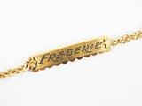 bracelet plaqué or sur lequel est gravé le mot « preverte »