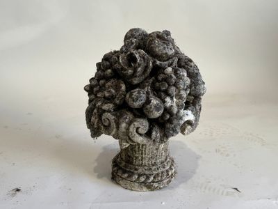 un petit vase contenant une grappe de raisin