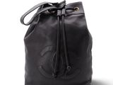 sac seau Chanel en cuir noir