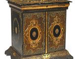une armoire noire et dorée à deux portes