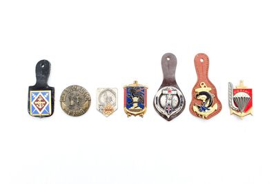 un grand nombre de badges sur une surface blanche