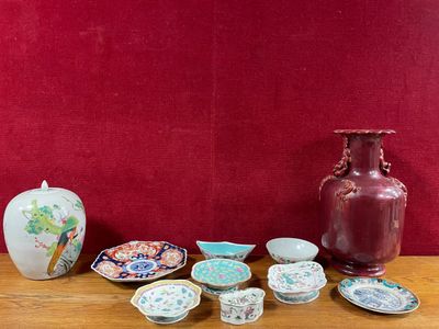 une table sur laquelle se trouvent un vase, des assiettes et des bols