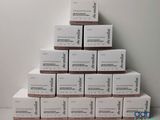 une pile de cartons empilés les uns sur les autres