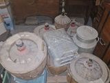 beaucoup d'objets qui se trouvent sur le sol de la pièce