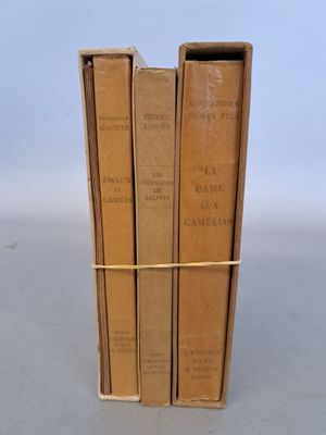 trois livres sont empilés sur une table