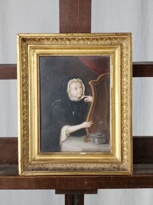 un tableau représentant une femme tenant une harpe posée sur une étagère