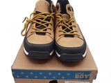 chaussures pour homme marron et noires dans une boîte, sur fond blanc
