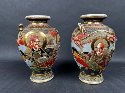 Paires de vases en faïence de Satsuma émaillés polychrome et…