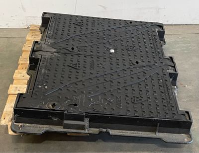 un morceau de plastique posé sur une palette dans un entrepôt