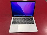 un ordinateur portable MacBook Pro d'Apple posé sur une table rouge